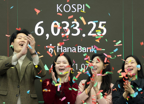 코스피가 장중 6000을 넘어선 가운데 25일 서울 중구 하나은행 본점 딜링룸에서 직원들이 기뻐하고 있다. 2026.2.25. 연합뉴스