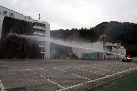 지난 24일 오후 경기도 남양주시 별내동 수도권119특수구조대에서 열린 현대차그룹 무인소방로봇 기증식에서 무인소방로봇이 화재 진압 시연을 선보이고 있다. 2026.2.25 연합뉴스