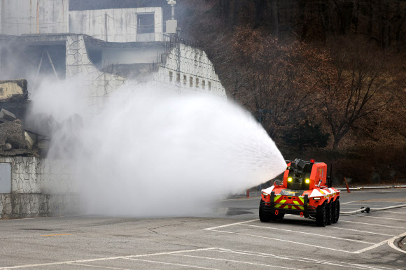 지난 24일 오후 경기도 남양주시 별내동 수도권119특수구조대에서 열린 현대차그룹 무인소방로봇 기증식에서 무인소방로봇이 화재 진압 시연을 선보이고 있다. 2026.2.25 연합뉴스