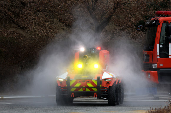 지난 24일 오후 경기도 남양주시 별내동 수도권119특수구조대에서 열린 현대차그룹 무인소방로봇 기증식에서 무인소방로봇이 화재 진압 시연을 선보이고 있다. 2026.2.25 연합뉴스
