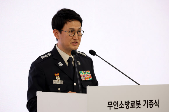 김승룡 소방청장 직무대행이 지난 24일 오후 경기도 남양주시 별내동 수도권119특수구조대에서 열린 현대차그룹 무인소방로봇 기증식에서 인사말하고 있다. 2026.2.25 연합뉴스