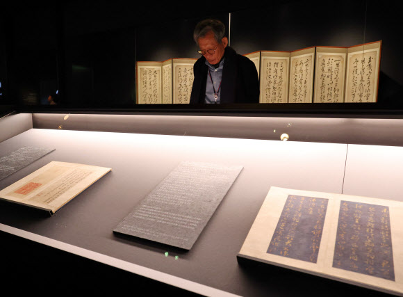 25일 서울 용산구 국립중앙박물관에 새롭게 단장한 서화실에서 유홍준 박물관장이 전시를 둘러보고 있다. 서화실의 재개관일은 다음날인 26일이다. 2026.2.25  연합뉴스