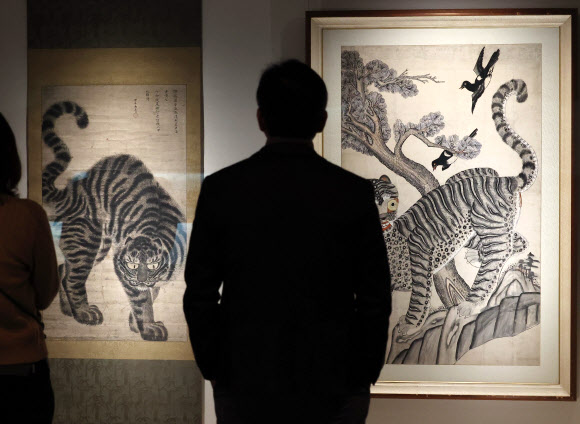 25일 서울 용산구 국립중앙박물관에 새롭게 단장한 서화실에 까치와 호랑이 그림이 전시돼 있다. 서화실의 재개관일은 다음날인 26일이다. 2026.2.25  연합뉴스
