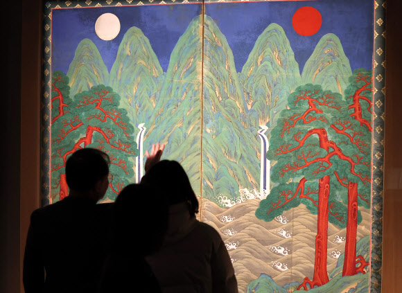 25일 서울 용산구 국립중앙박물관에 새롭게 단장한 서화실에 일월오봉도가 전시돼 있다. 서화실의 재개관일은 다음날인 26일이다. 2026.2.25  연합뉴스