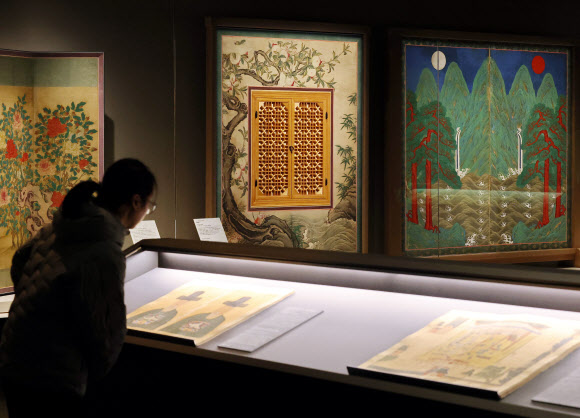 25일 서울 용산구 국립중앙박물관에 새롭게 단장한 서화실에서 취재진이 전시를 둘러보고 있다. 서화실의 재개관일은 다음날인 26일이다. 2026.2.25  연합뉴스