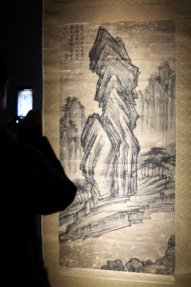25일 서울 용산구 국립중앙박물관에 새롭게 단장한 서화실에 겸재 정선의 ‘우뚝 선 바위’가 전시돼 있다. 서화실의 재개관일은 다음날인 26일이다. 2026.2.25  연합뉴스