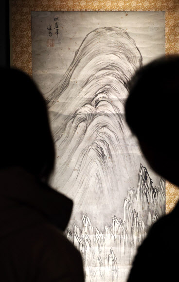 25일 서울 용산구 국립중앙박물관에 새롭게 단장한 서화실에 겸재 정선의 ‘비로봉’이 전시돼 있다. 서화실의 재개관일은 다음날인 26일이다. 2026.2.25  연합뉴스