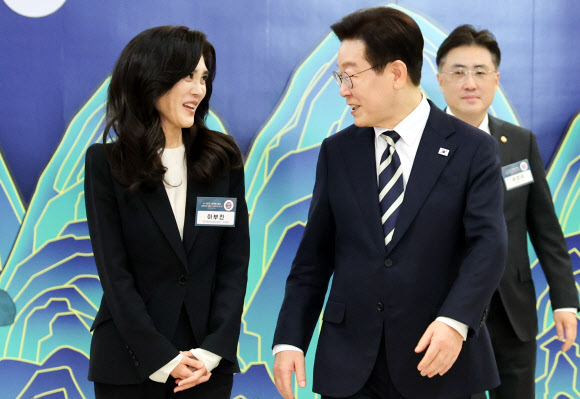 이재명 대통령이 25일 청와대에서 열린 확대국가관광전략회의에서 이부진 한국방문의해위원장과 대화하고 있다. 2026.2.25 연합뉴스