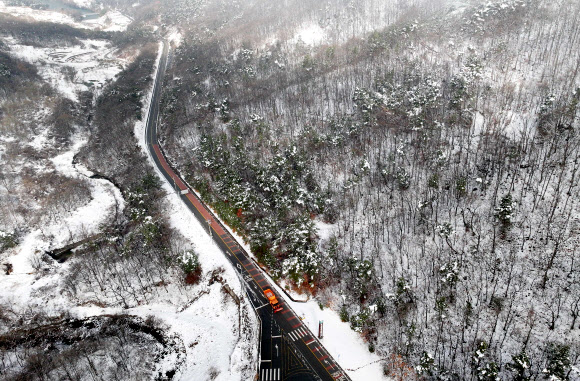 25일 경북 칠곡군 석적읍 국립 칠곡 숲체원 인근 도로에서 제설 차량이 전날 내린 폭설에 따른 도로 결빙을 막고자 제설작업을 하고 있다. 2026.2.25  연합뉴스