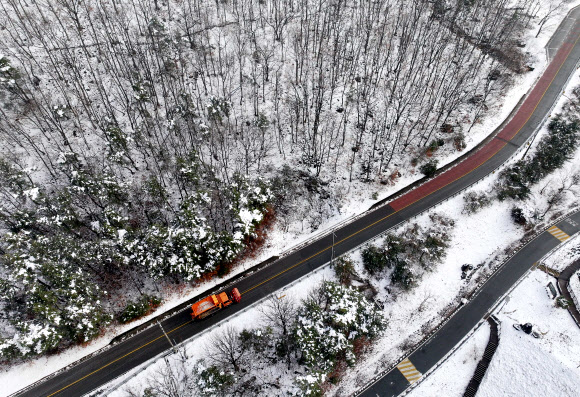 25일 경북 칠곡군 석적읍 국립 칠곡 숲체원 인근 도로에서 제설 차량이 전날 내린 폭설에 따른 도로 결빙을 막고자 제설작업을 하고 있다. 2026.2.25  연합뉴스