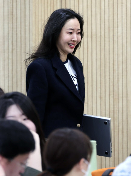 민희진 어도어 전 대표가 25일 서울 종로구 교원챌린지홀에서 열린 민희진-하이브 간 255억 풋옵션 소송 1심 승소 관련 기자회견에 참석하고 있다. 2026.2.25 연합뉴스