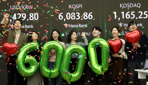 코스피가 사상 처음으로 6,000을 돌파해 거래를 마친 26일 서울 중구 하나은행 딜링룸에서 딜러들이 기념 세리머니를 하고 있다. 2026.2.26 연합뉴스