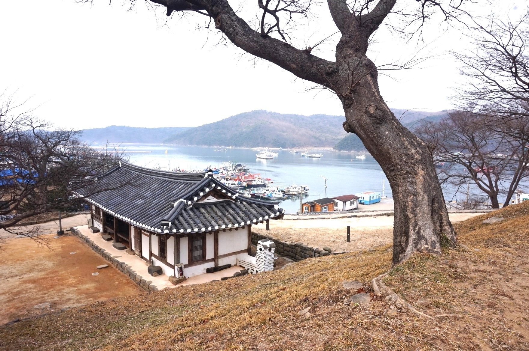 재해를 당하거나 굶주리는 백성을 구제하는 진휼청. 1896년 수군이 폐지된 이후에도 민가로 쓰여 복원할 수 있었다.