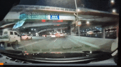 25일 오후 8시 44분 서울 반포대교를 달리던 포르쉐 차량이 다리 밑 한강 둔치로 추락하는 모습이 다른 차량 블랙박스에 찍혔다. 연합뉴스 독자제공