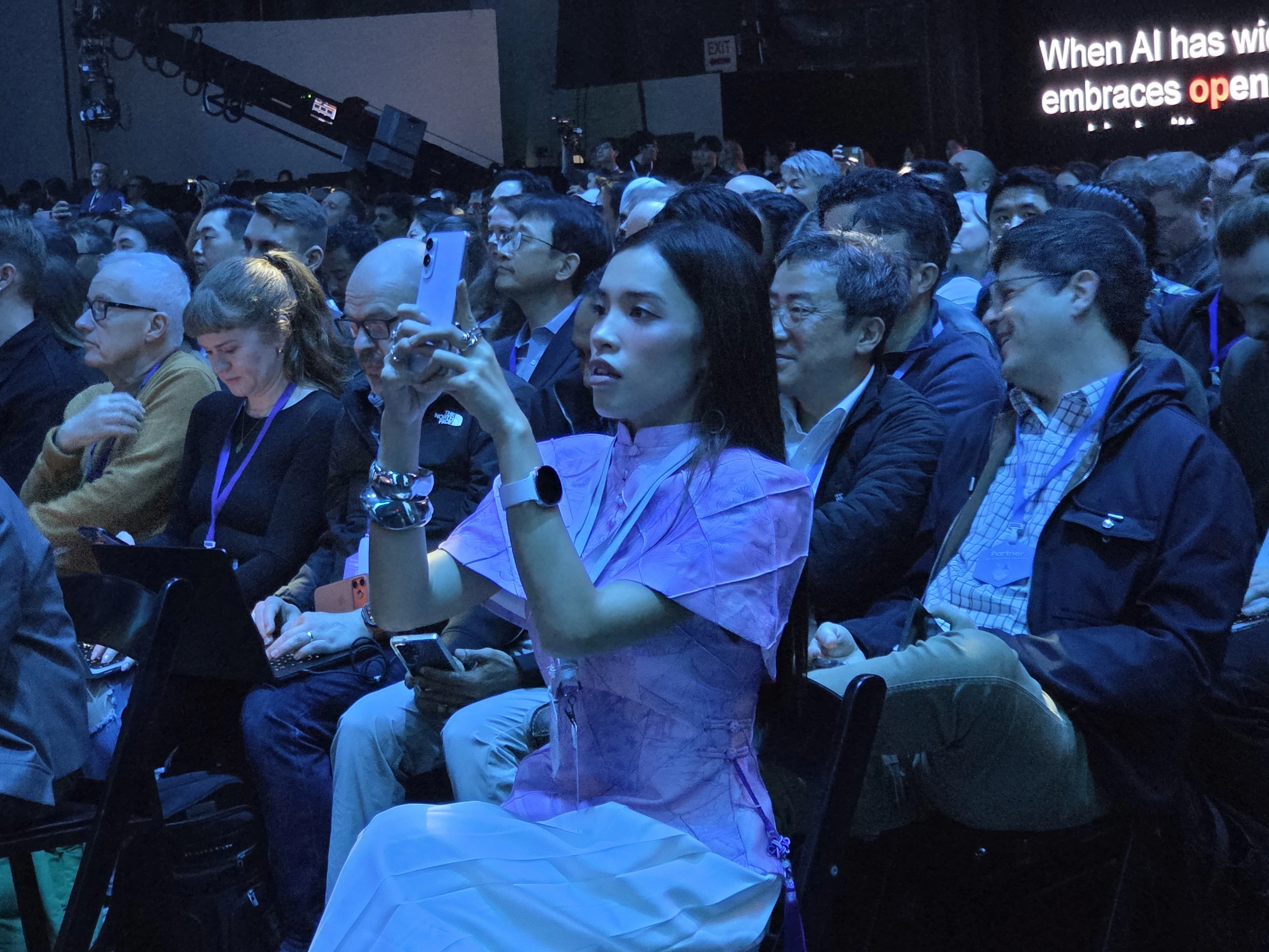 삼성전자의 갤럭시 S26 언팩 2026이 열린 25일(현지시간) 미국 샌프란시스코에서 관람객들이 무대를 촬영하고 있다.
샌프란시스코 곽소영 기자