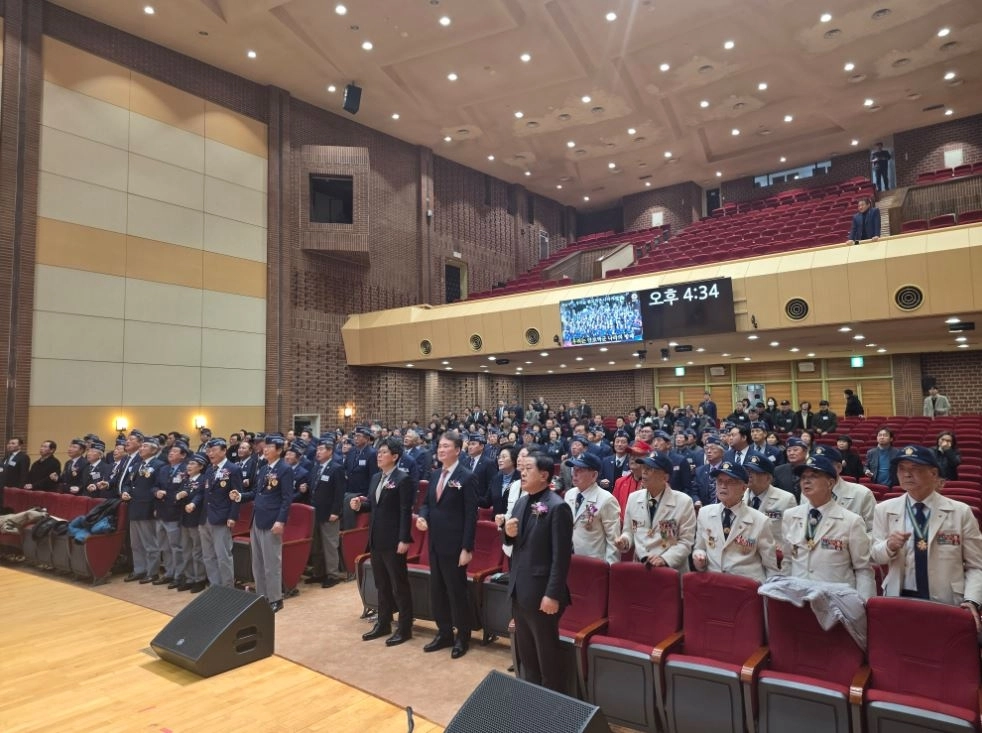 지난 24일 종로구 한국교회100주년기념관에서 개최된 ‘서울특별시재향군인회 2026년도(제68차) 정기총회 기념식’에 참석한 김용호 의원(맨앞줄 오른쪽 첫 번째)이 기념식 후 참석자와 함께 향군가를 제창하고 있다.