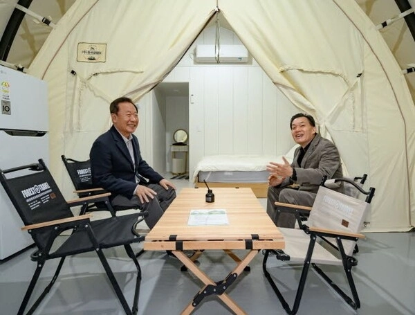 지난해 10월 22일 이재준 수원시장(오른쪽)과 박현국 봉화군수가 청량산 수원캠핑장에서 대화를 나누고 있다. (수원시 제공)