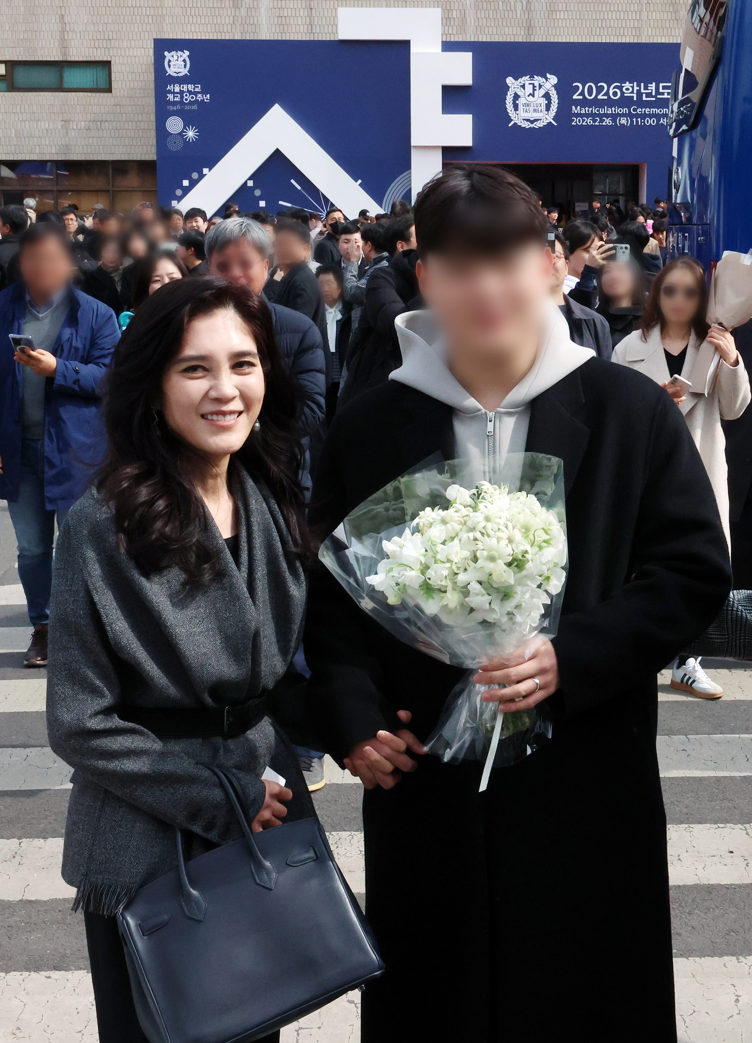 아들 손 꼭 잡은 이부진 사장  이부진 호텔신라 사장이 26일 서울 관악구 서울대학교에서 열린 2026학년도 입학식에서 이 사장의 장남 임동현 군의 입학을 축하하고 있다. 2026.02.26. 뉴시스