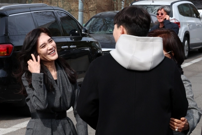 이부진(왼쪽) 호텔신라 사장과 홍라희 리움미술관 명예관장이 26일 서울 관악구 서울대학교에서 열린 2026학년도 입학식에서 이 사장의 장남 임동현 군의 입학을 축하하고 있다. 2026.02.26. 뉴시스