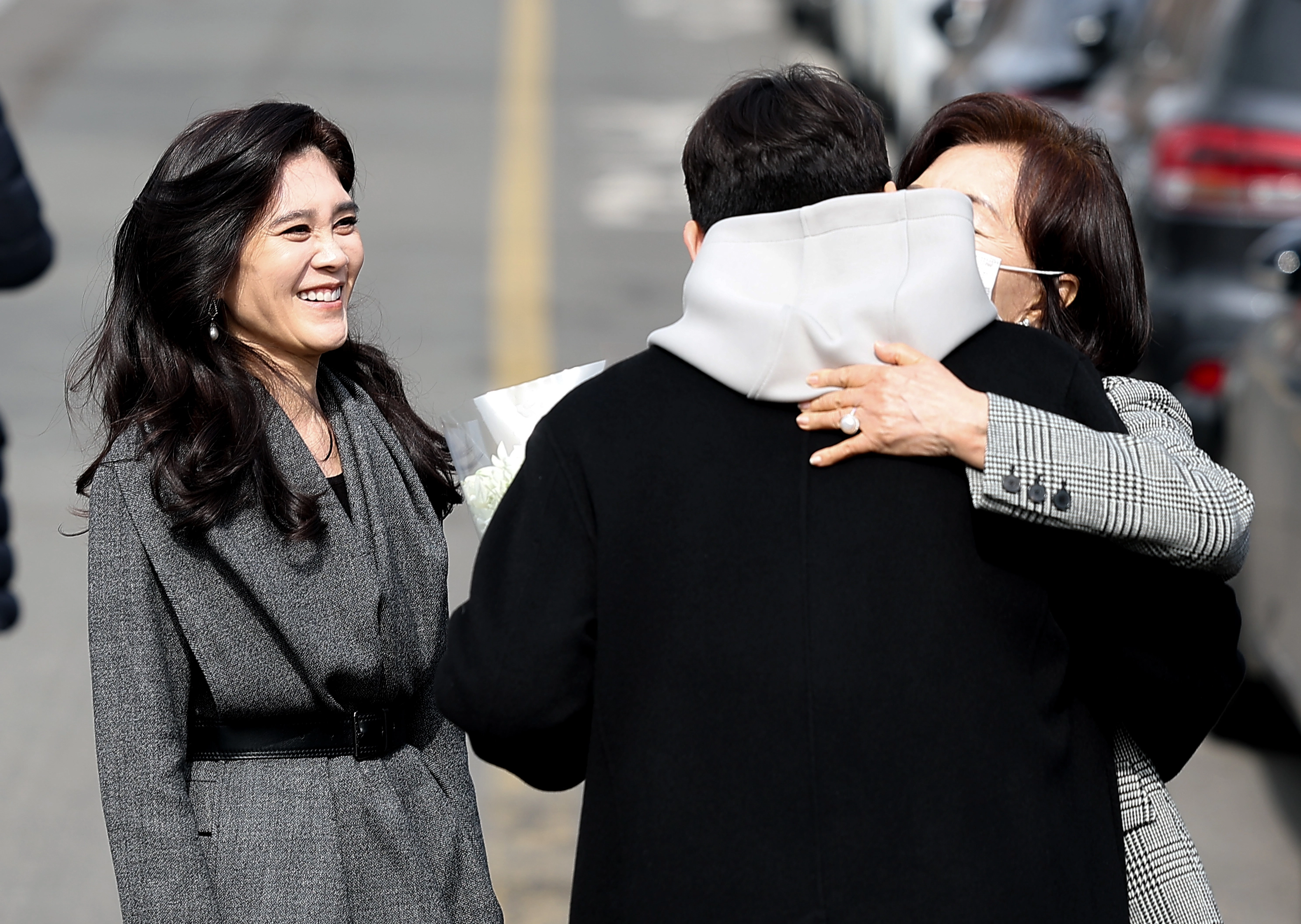홍라희 관장과 아들 바라보는 이부진 사장  이부진 호텔신라 사장(왼쪽)이 26일 서울 관악구 서울대학교에서 열린 입학식이 끝난 뒤 홍라희 리움미술관 명예관장(오른쪽)이 이 사장의 아들 임모 군을 안아주는 모습을 바라보고 있다. 2026.2.26 연합뉴스