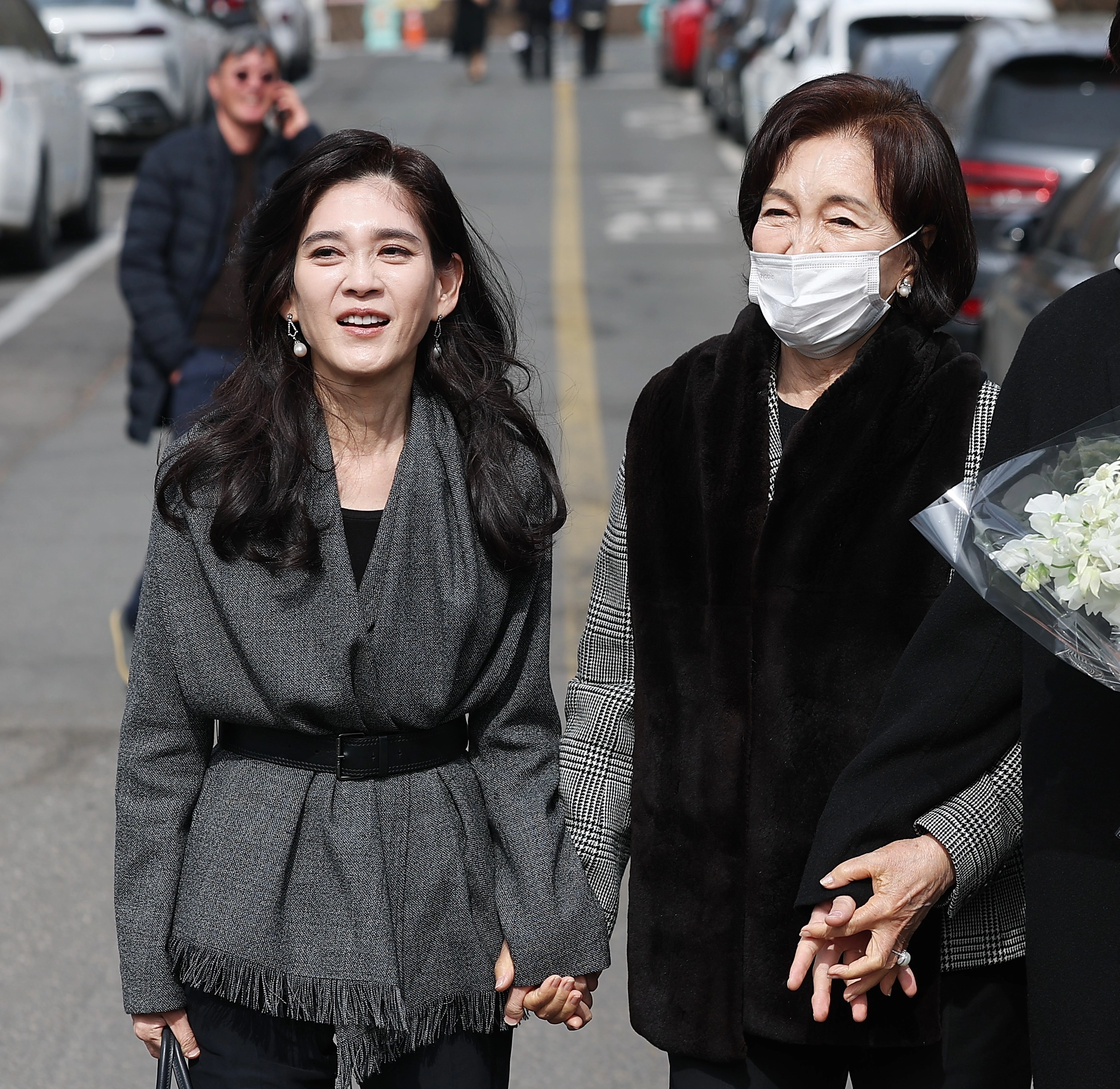 아들 서울대 입학식 참석한 이부진 사장과 홍라희 관장  이부진 호텔신라 사장(왼쪽)과 홍라희 리움미술관 명예관장이 26일 서울 관악구 서울대학교에서 열린 입학식을 마치고 이 사장의 아들 임모 군과 함께 나서고 있다. 2026.2.26 연합뉴스