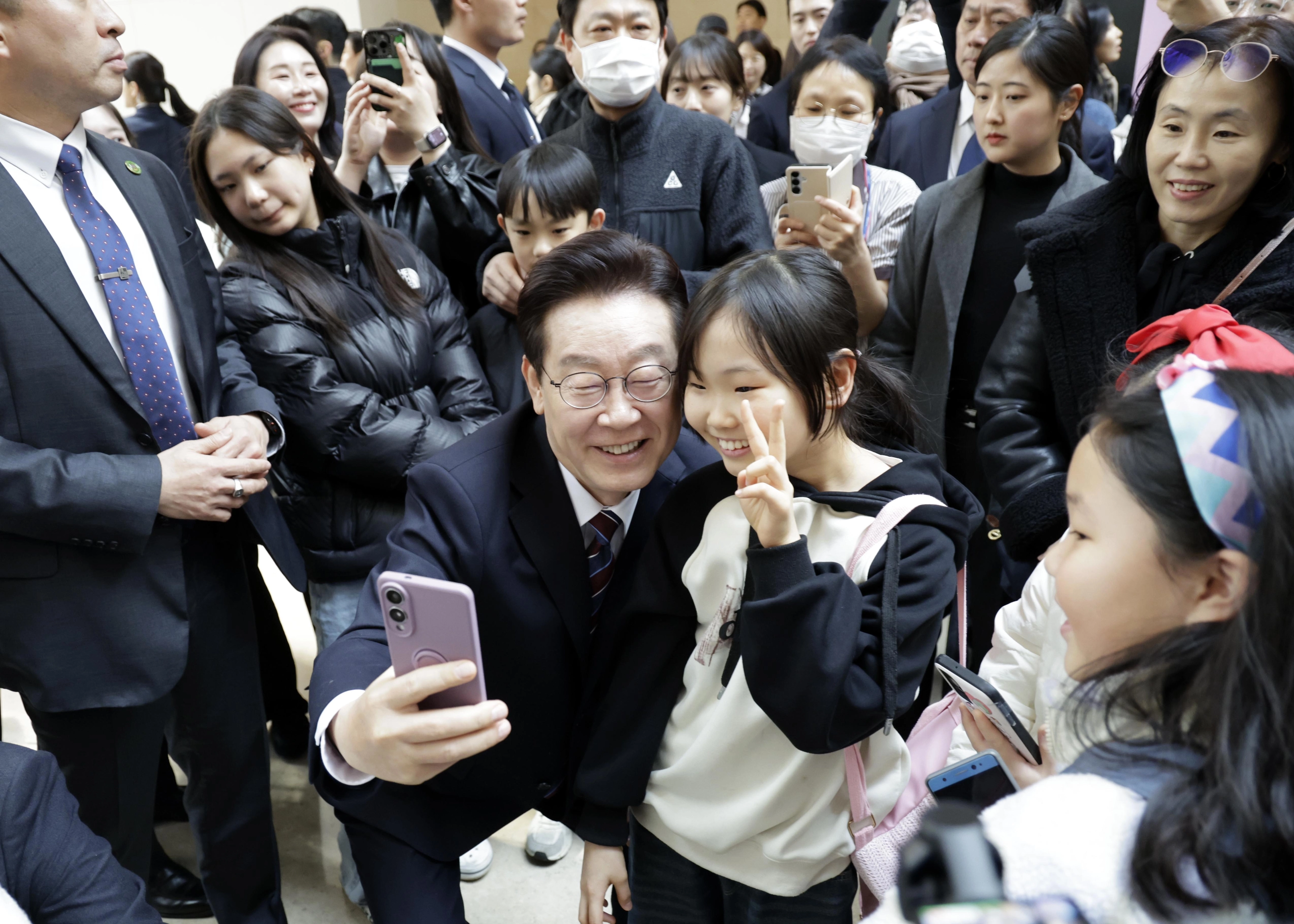 어린이 관람객과 기념촬영하는 이재명 대통령  이재명 대통령이 26일 서울 용산구 국립중앙박물관에서 열린 특별전 ‘우리들의 이순신’을 찾아 어린이 관람객과 기념촬영을 하고 있다. 
연합뉴스