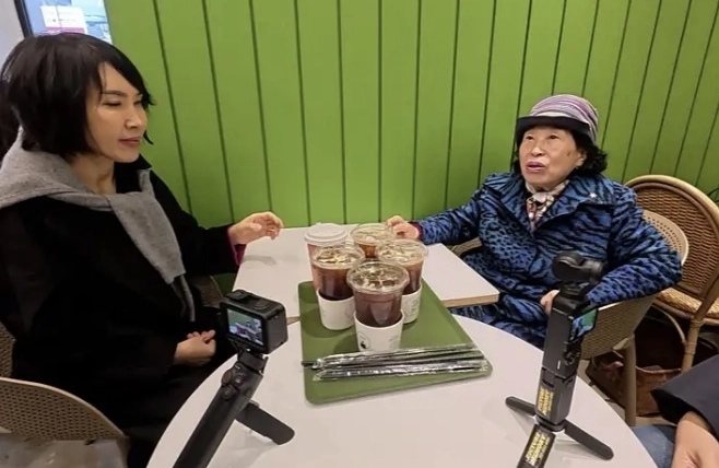 배우 전원주가 며느리와 함께 한 카페에 찾은 모습. 전원주는 며느리와 카페라떼 한 잔을 나눠 마셨지만, 함께 카페를 찾은 유튜브 제작진들에게는 ‘1인 1잔’을 주문했다고 전원주 측은 설명했다. 자료 : 유튜브 ‘전원주인공’