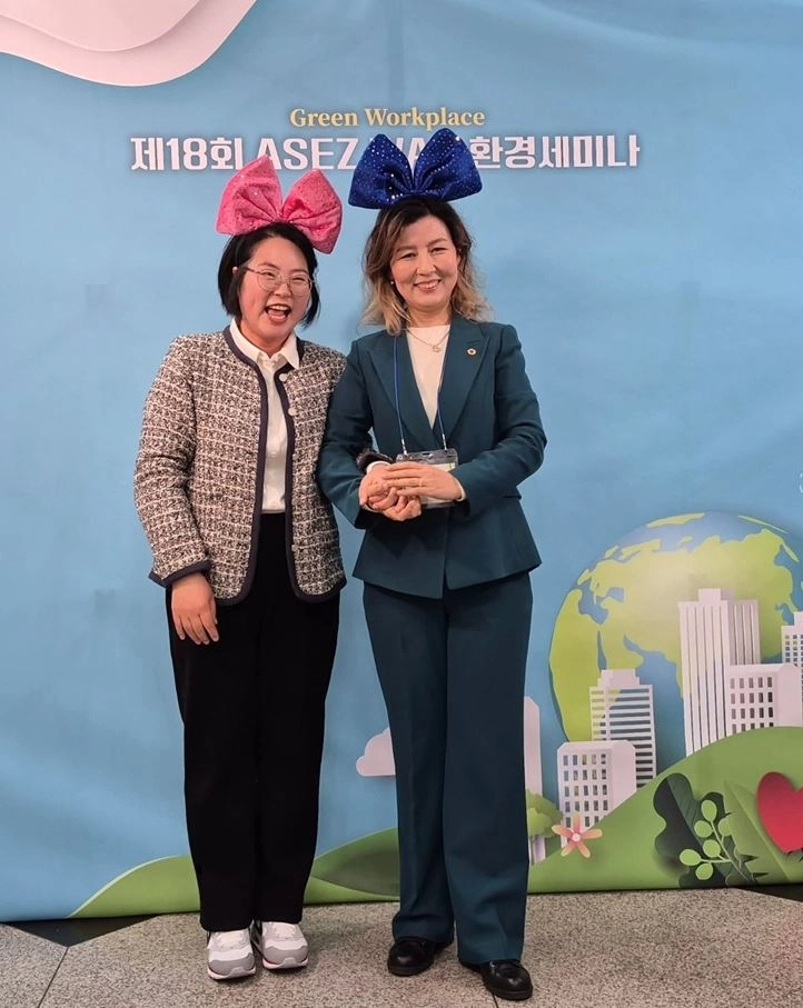 제18회 ASEZ WAO 환경세미나에 참석해 기념사진을 찍는 아이수루 의원