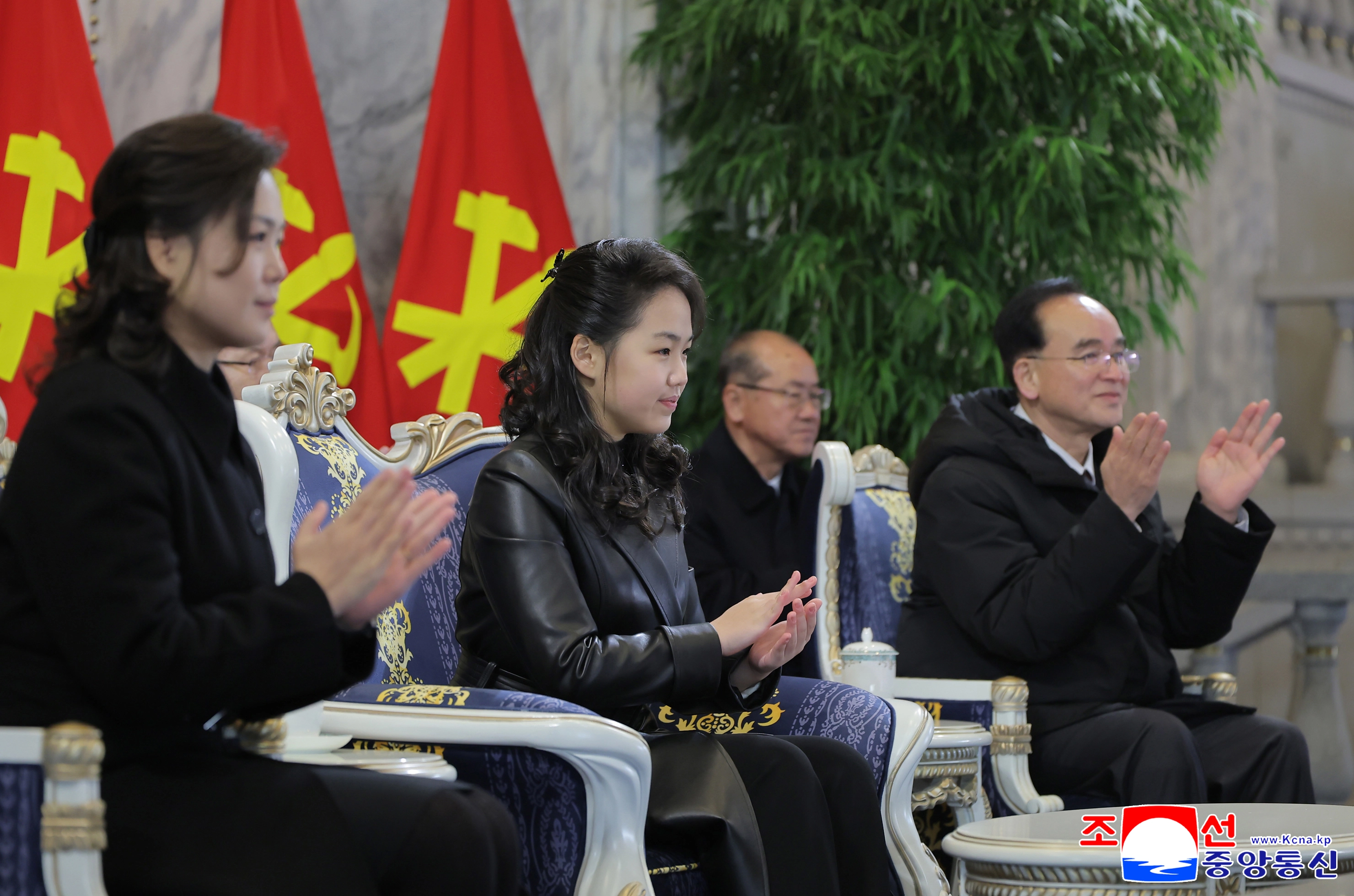 김정은, 딸 주애와 당 대회기념 열병식 참관  북한 노동당 제9차대회기념 열병식이 지난 25일 밤 평양 김일성광장에서 열렸다고 조선중앙통신이 26일 보도했다. 2026.2.26 조선중앙통신 연합뉴스