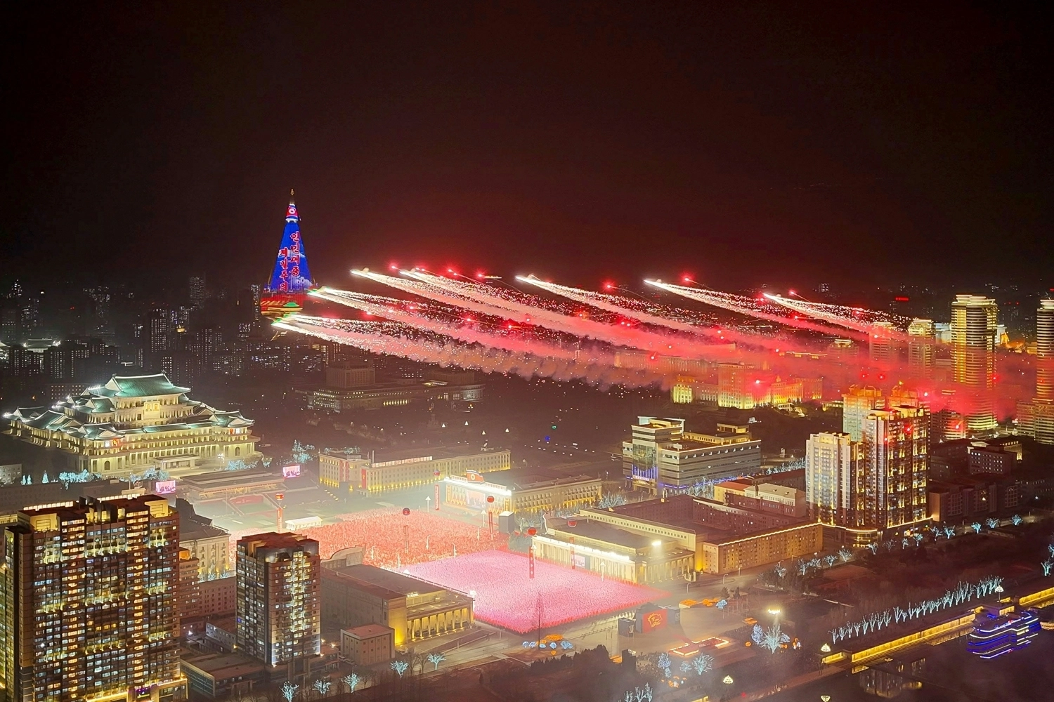 北 9차 노동당 대회 기념 열병식  북한의 제9차 노동당 대회를 기념하는 열병식이 지난 25일 밤 평양 김일성광장에서 진행되고 있다. 열병식에는 약 1만 5000명의 병력이 동원됐지만 이례적으로 무기와 장비는 등장하지 않았다.
평양 노동신문 뉴스1