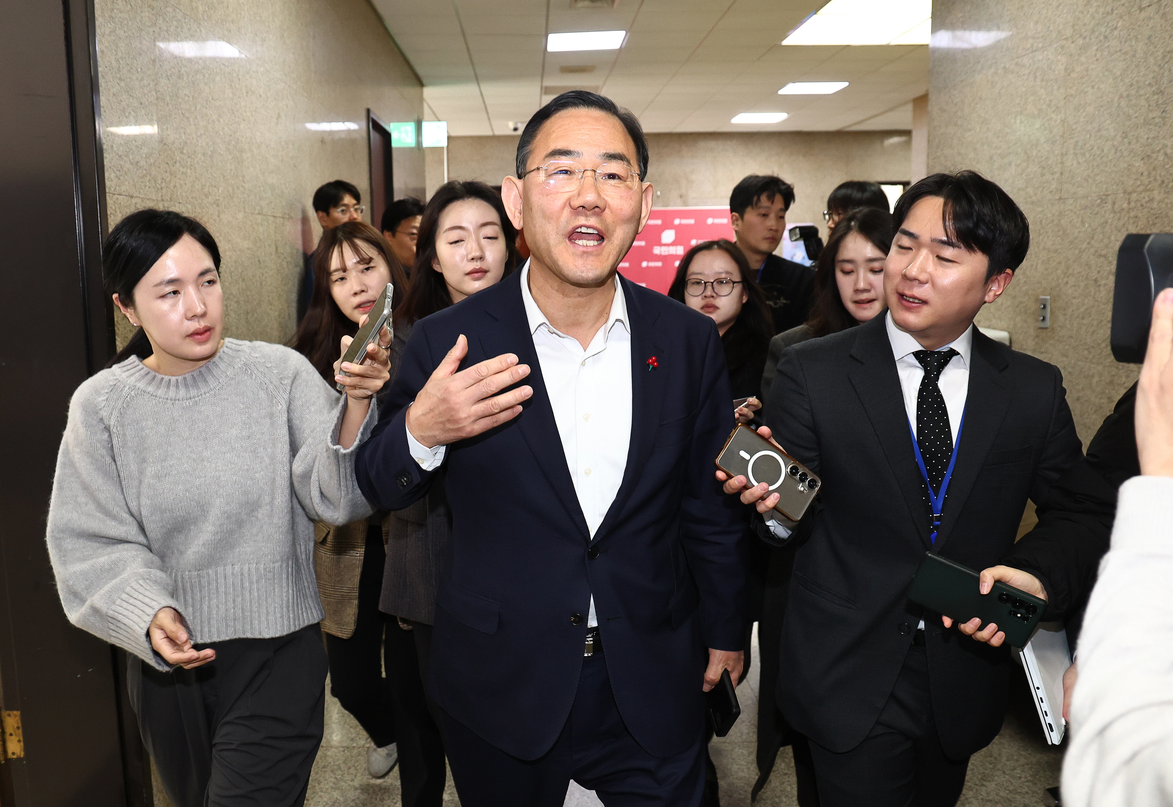 질문 세례 받는 TK 통합 ‘찬성’ 주호영 부의장  주호영 국회 부의장이 26일 오전 서울 여의도 국회에서 열린 TK통합 관련 대구·경북 의원 회동을 마친 후 취재진의 질문을 받으며 이동하고 있다. 2026.02.26. 뉴시스