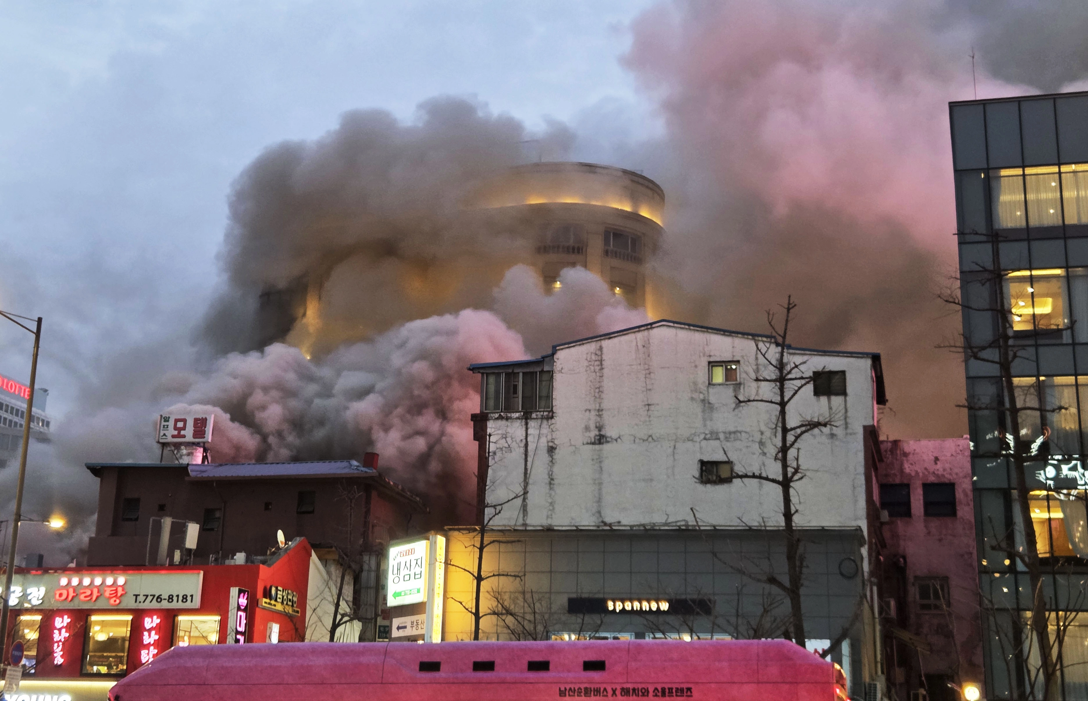 퇴근시간대 북창동 상가건물서 불  26일 서울 중구 북창동의 한 식당에서 불이 나 연기가 치솟고 있다. 2026.2.26 연합뉴스(독자 제공)
