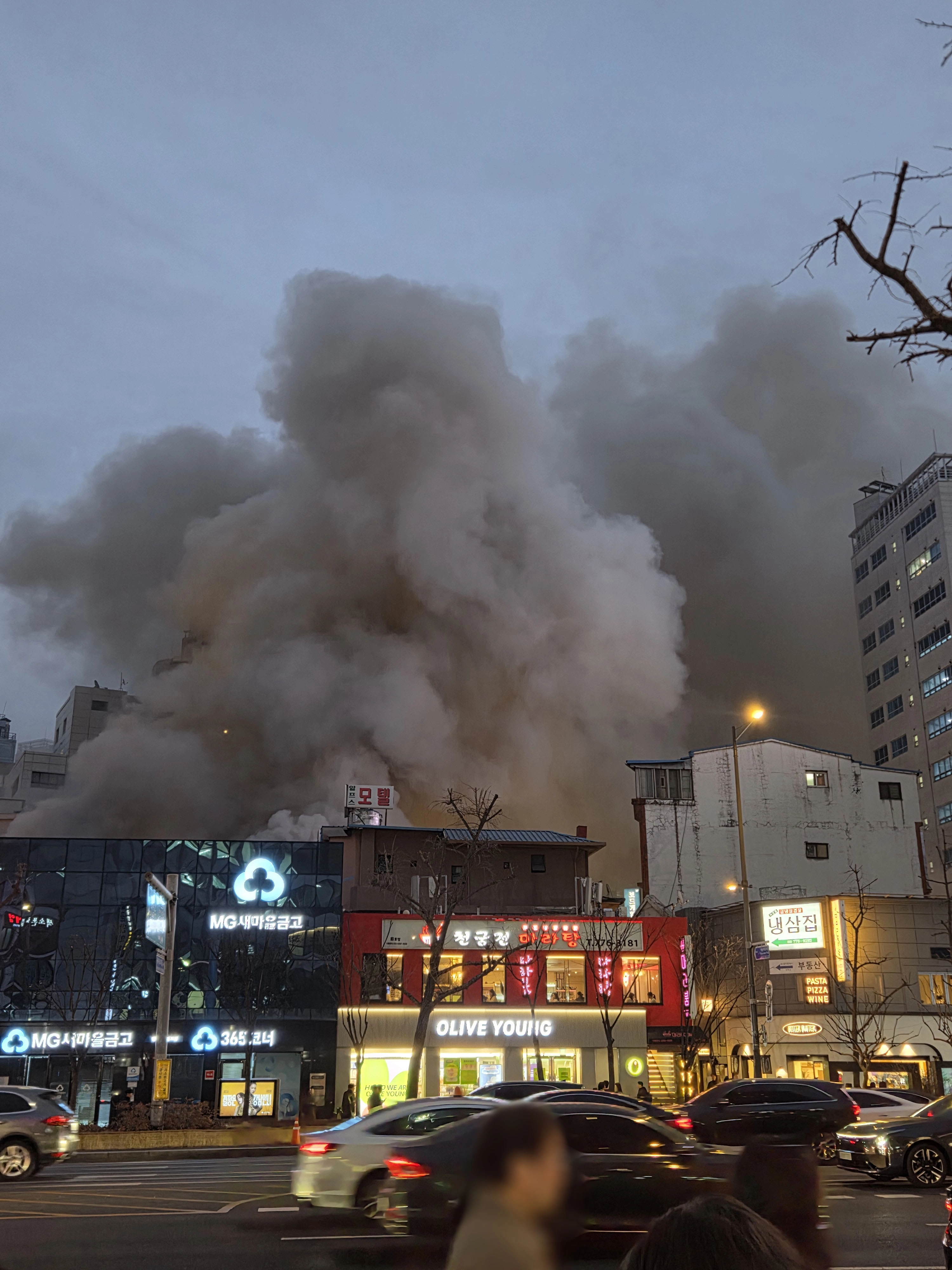 퇴근시간대 북창동 상가건물서 불  26일 서울 중구 북창동의 한 식당에서 불이 나 연기가 치솟고 있다. 2026.2.26 연합뉴스(독자 제공)