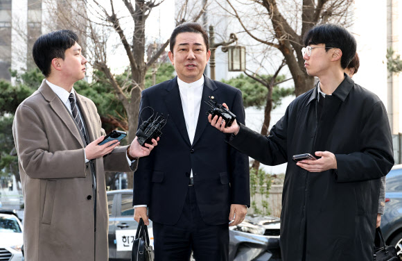 뇌물수수와 직권남용, 위계에 의한 업무방해 등 혐의를 받는 무소속 김병기 의원이 26일 마포구 서울경찰청 공공범죄수사대에 피의자 신분으로 출석하며 입장을 밝히고 있다. 2026.2.26 연합뉴스