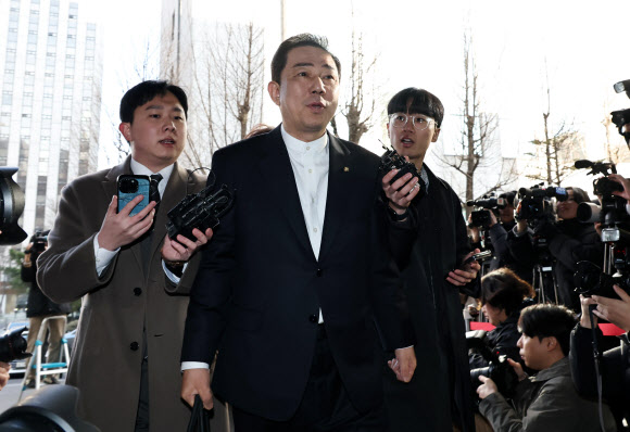 뇌물수수와 직권남용, 위계에 의한 업무방해 등 혐의를 받는 무소속 김병기 의원이 26일 마포구 서울경찰청 공공범죄수사대에 피의자 신분으로 조사를 받기 위해 출석하고 있다. 2026.2.26 연합뉴스