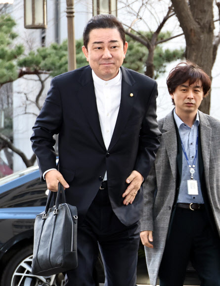 뇌물수수와 직권남용, 위계에 의한 업무방해 등 혐의를 받는 무소속 김병기 의원이 26일 마포구 서울경찰청 공공범죄수사대에 피의자 신분으로 출석하고 있다. 2026.2.26 연합뉴스