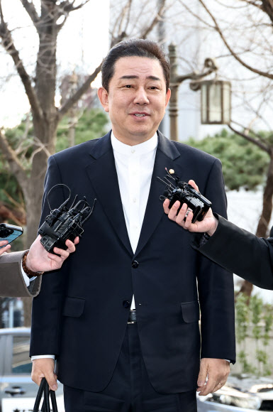 뇌물수수와 직권남용, 위계에 의한 업무방해 등 혐의를 받는 무소속 김병기 의원이 26일 마포구 서울경찰청 공공범죄수사대에 피의자 신분으로 조사를 받기 위해 출석하며 입장을 밝히고 있다. 2026.2.26 연합뉴스