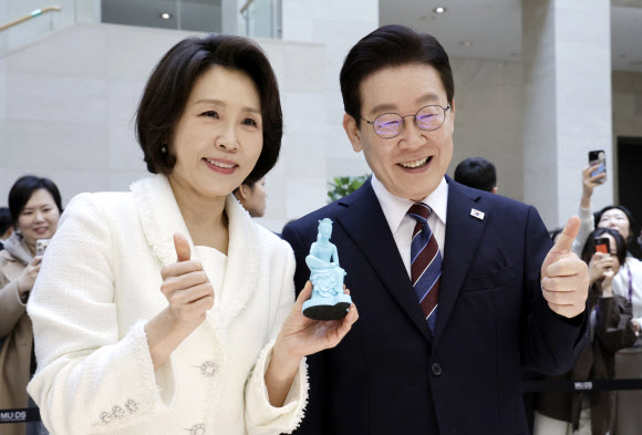 기념품 손에 든 이재명 대통령 부부