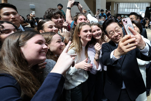 외국인 관람객과 기념촬영하는 이재명 대통령 부부