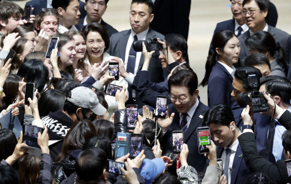 박물관 관람객과 인사하는 이재명 대통령 부부