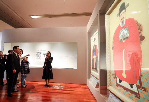 이순신 장군 초상화 관람하는 이재명 대통령 부부