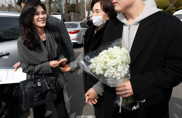 서울대 입학식장 나서는 이부진 사장