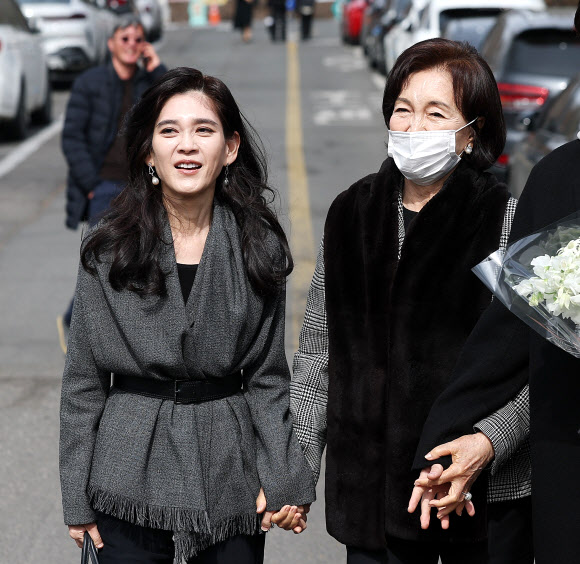 아들 서울대 입학식 참석한 이부진 사장과 홍라희 관장