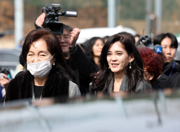 입학식 마친 홍라희 명예관장과 이부진 사장