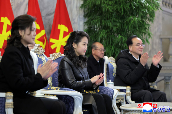 김정은, 딸 주애와 당 대회기념 열병식 참관