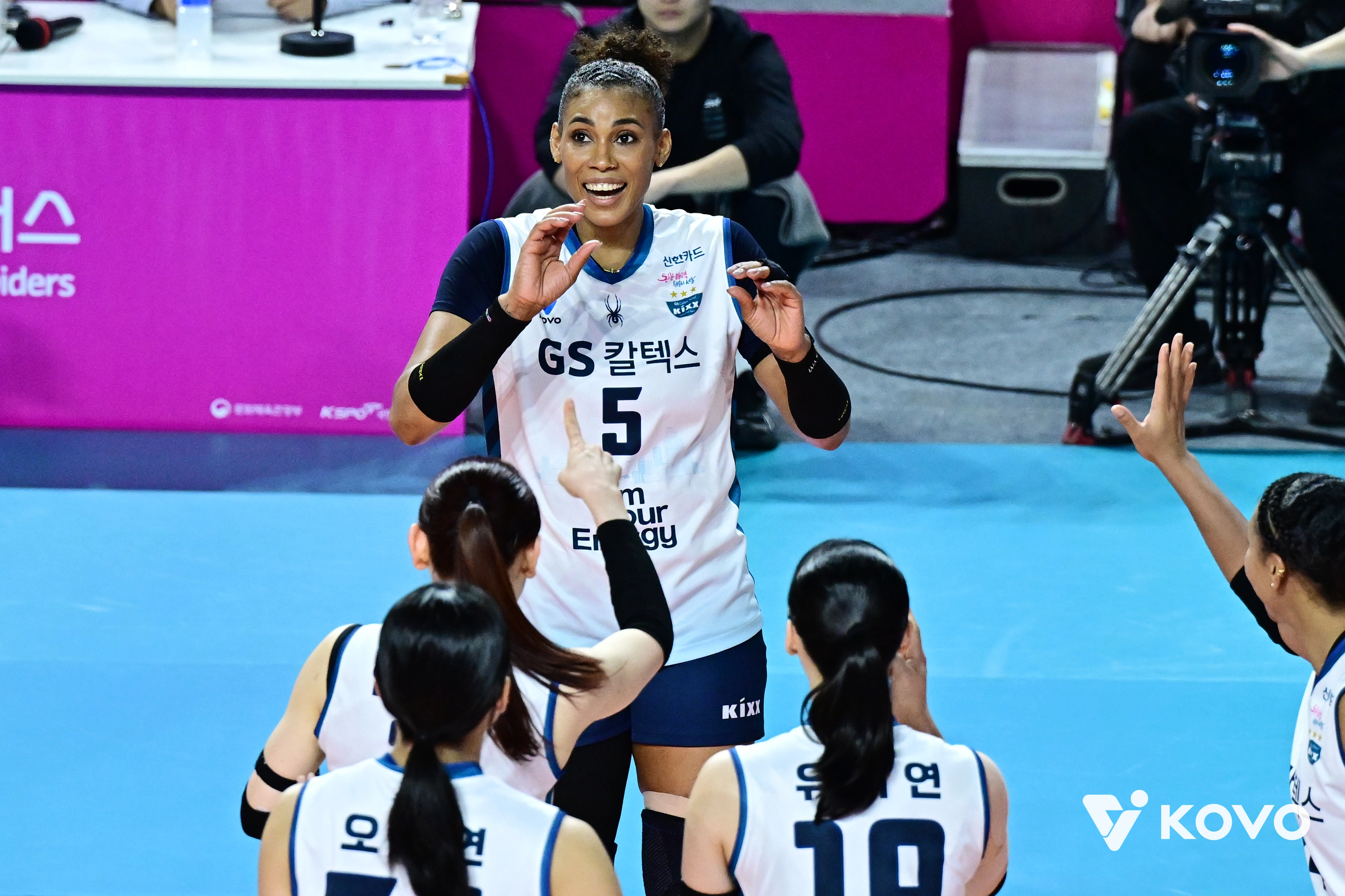 지젤 실바가 26일 인천 삼산월드체육관에서 열린 2025~26 V리그 여자부 GS칼텍스와 흥국생명의 경기에서 득점 후 팀원들의 축하를 받고 있다. 2026.2.26 KOVO 제공