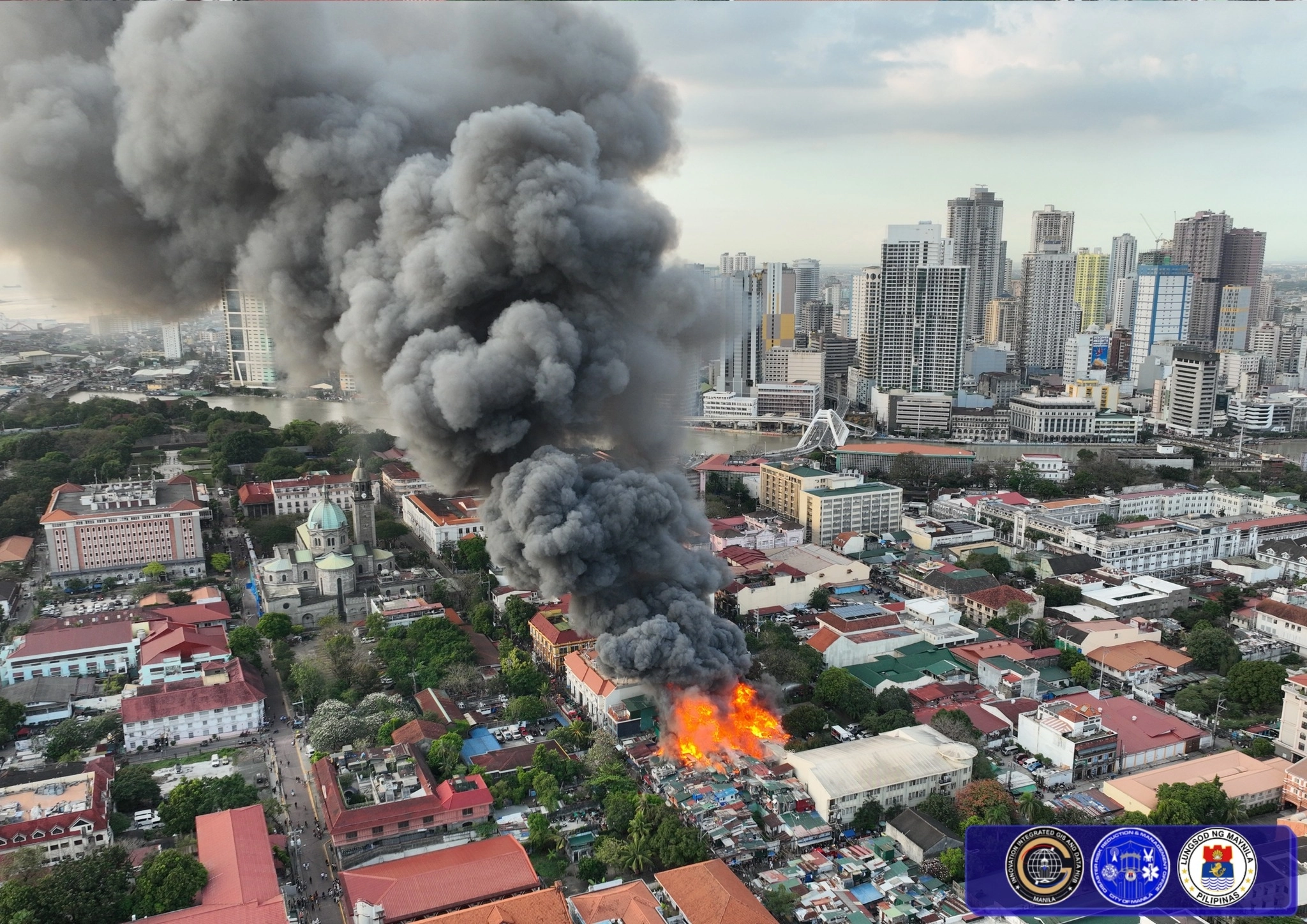 25일(현지시간) 필리핀 마닐라 인트라무로스의 주거 밀집 지역에서 주택 최소 300채가 불에 타는 화재가 발생했다. 마닐라 재난위험감축관리사무소(DRRMO) 페이스북