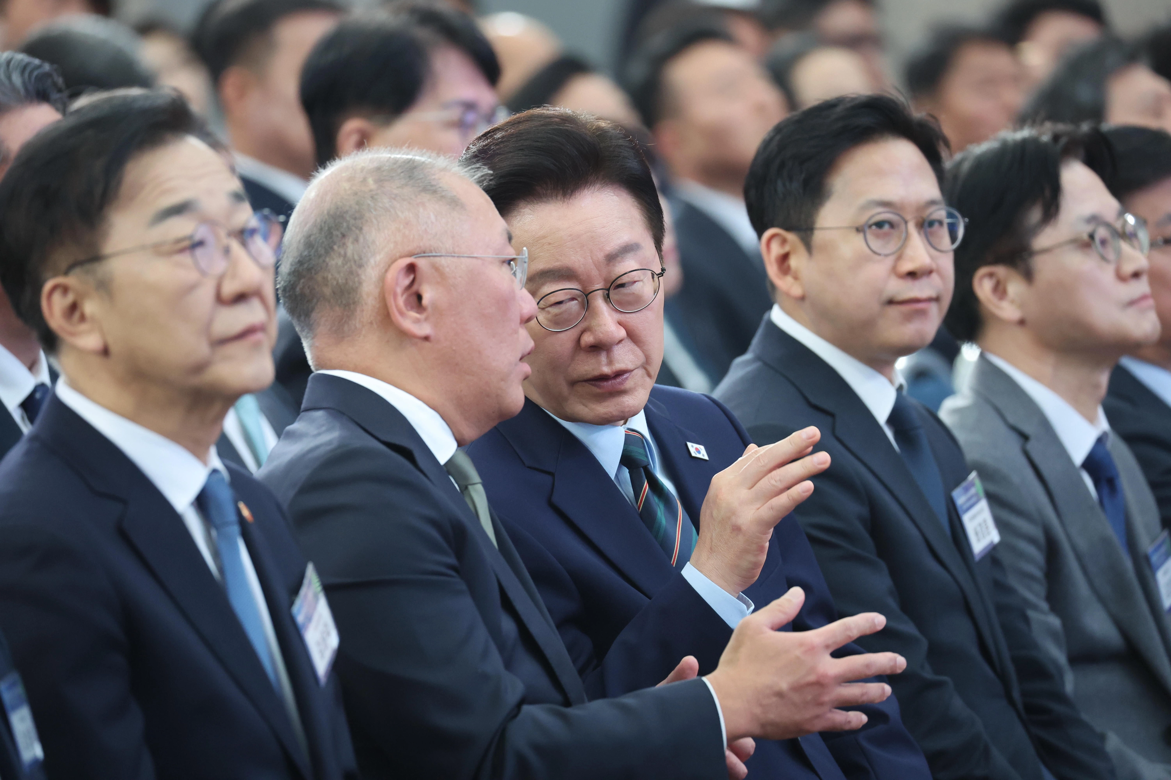 이재명 대통령이 27일 전북 군산새만금컨벤션센터에서 열린 새만금 로봇·수소·AI 시티 투자협약식에서 정의선 현대차그룹 회장과 대화하고 있다. 2026.2.27 군산 연합뉴스