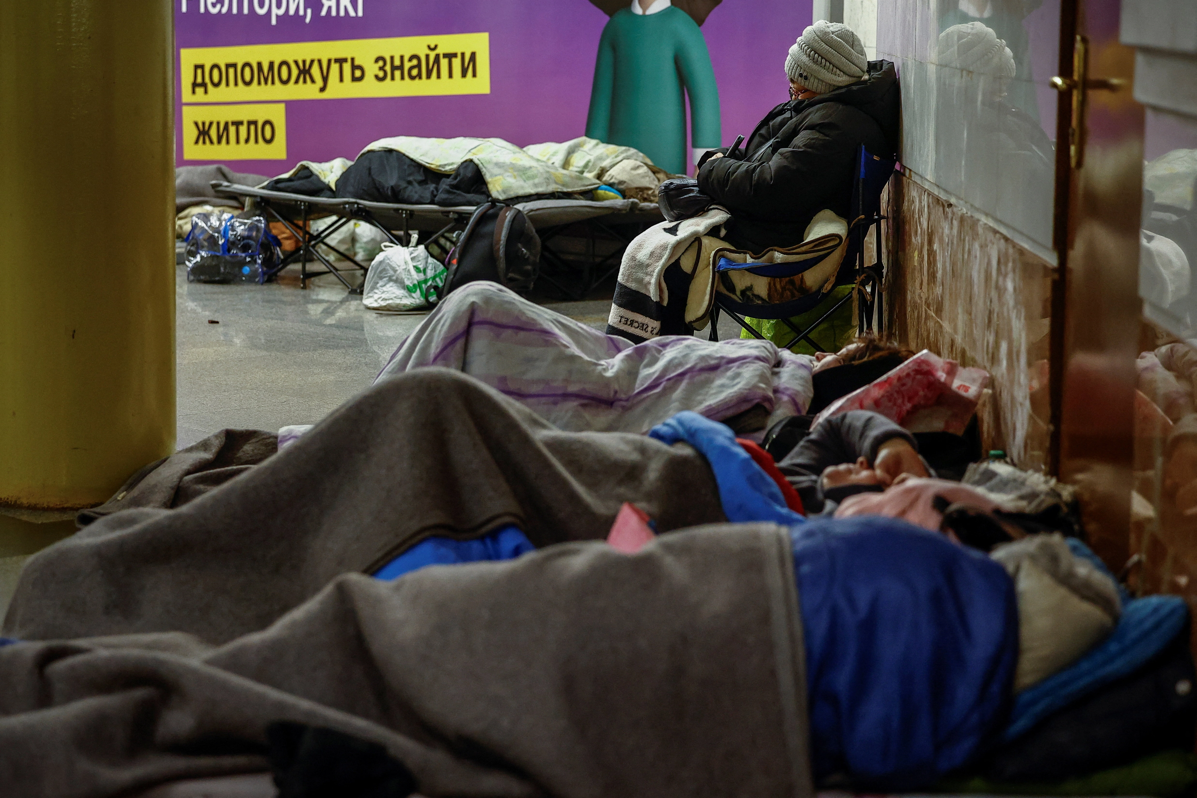 26일(현지시간) 러시아의 미사일·드론 공격을 피해 온 사람들이 우크라이나 키이우의 한 지하철역 안에 대피해 있다. 2026.2.26 로이터 연합뉴스
