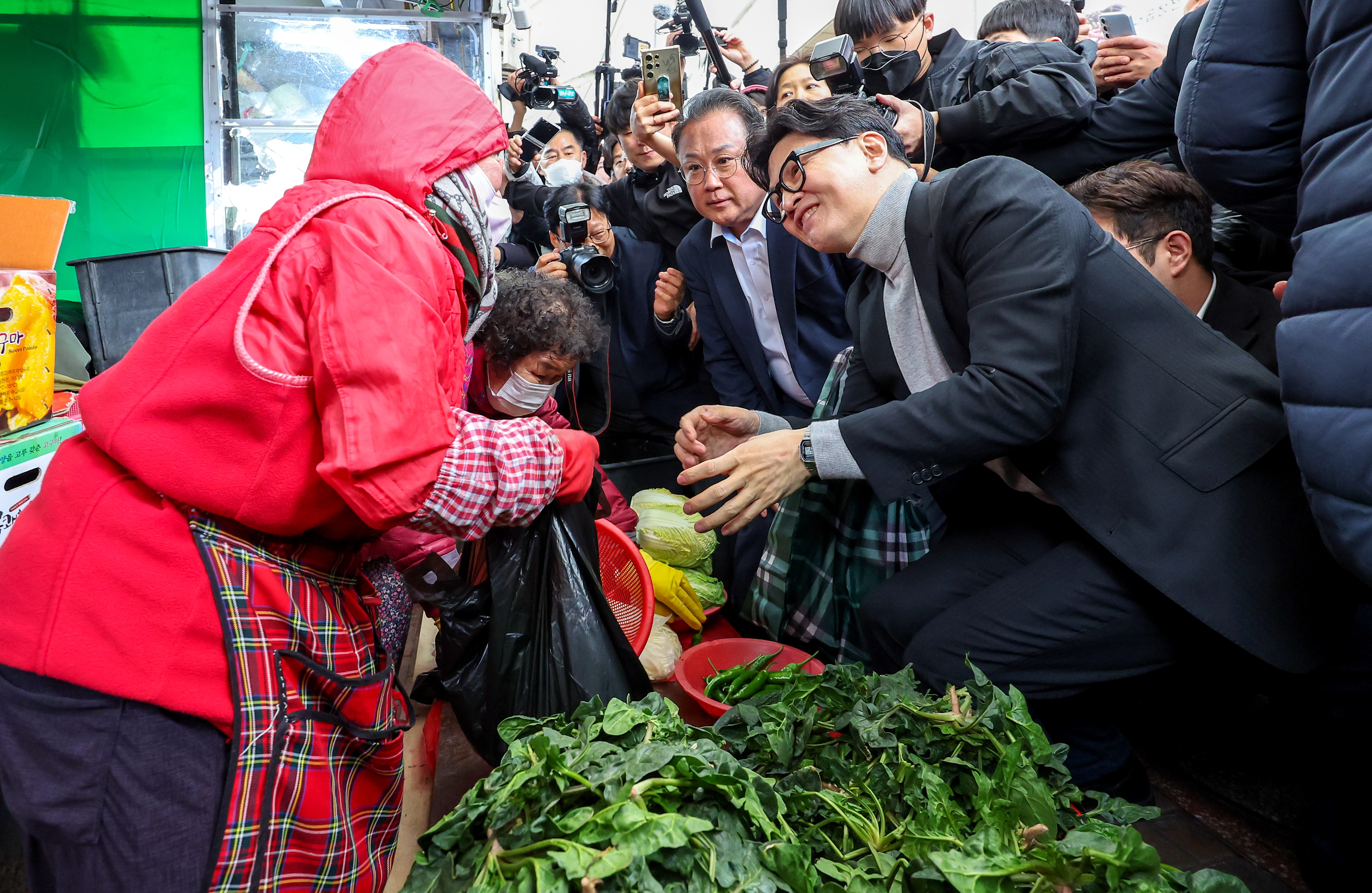 한동훈 국민의힘 전 대표가 27일 오후 대구 서문시장을 찾은 자리에서 상인과 인사하고 있다. 대구 뉴시스